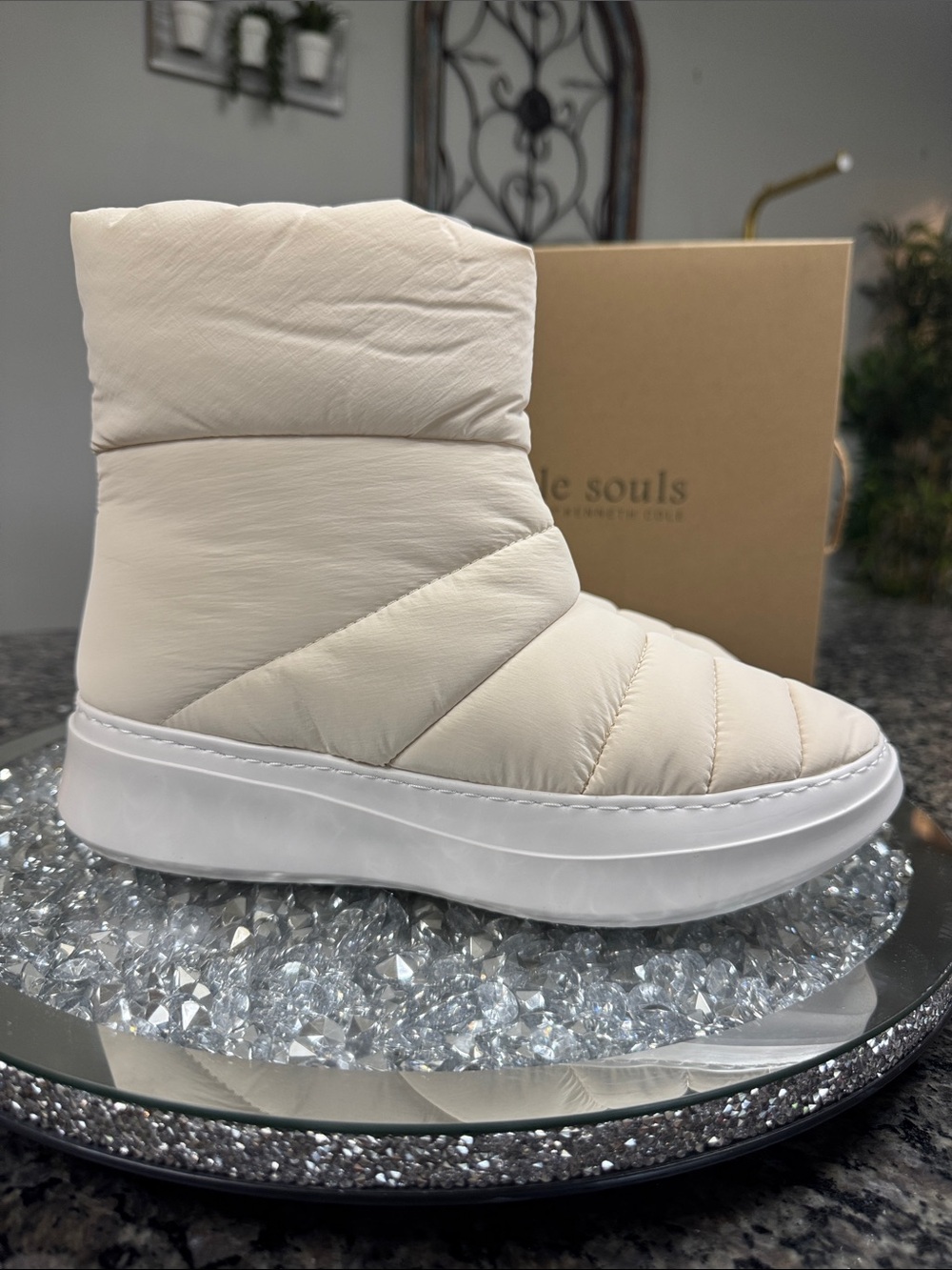 gentle souls Rosette Quilted Puffer Ankle Boot in off white NEW 8